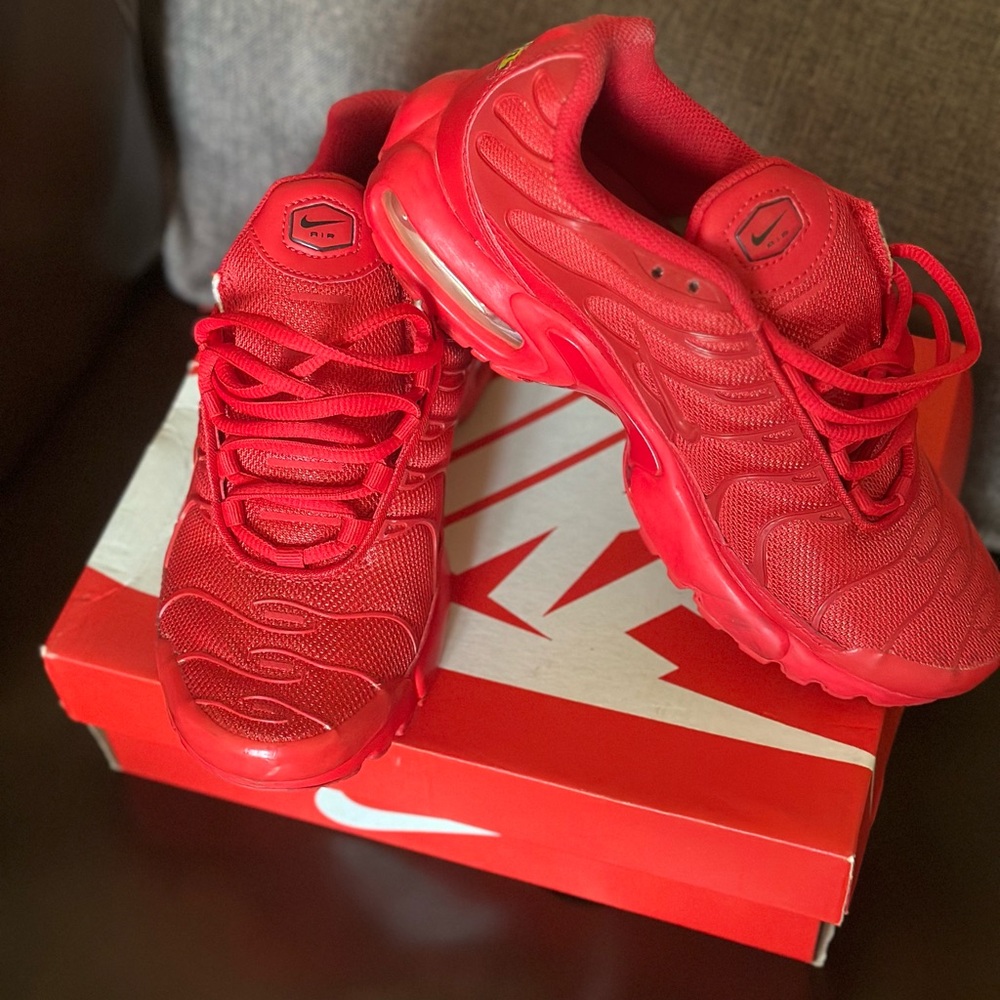 Nike Red Sneakers Sleek Design Breathable Comfort